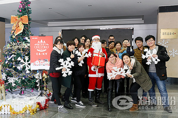 壹定发“圣诞老人”为全体员工派送节日礼物